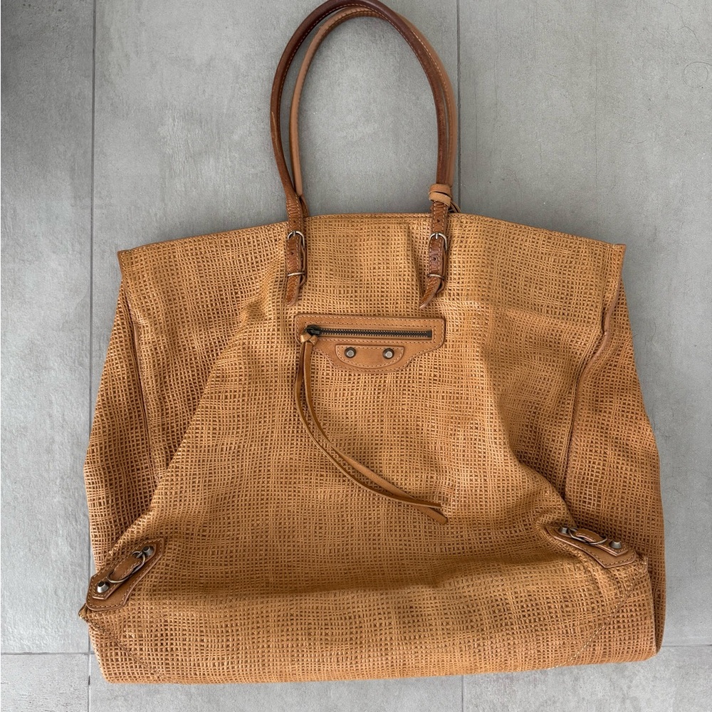 Authentic Balenciaga Papier Tote in Tan - Picture 2 of 9